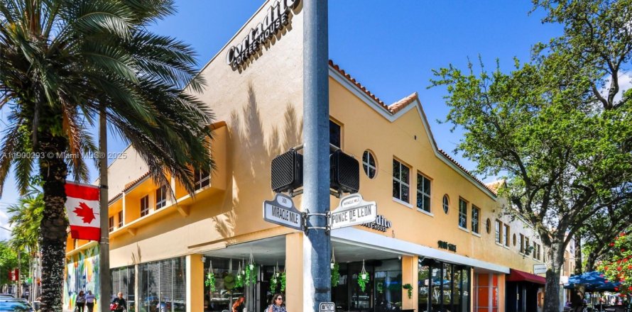 Commercial property in Coral Gables, Florida № 2158458