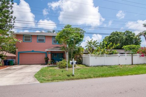 Commercial property in Seminole, Florida 4 bedrooms, 266.44 sq.m. № 2092058