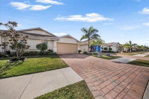 Купить виллу или дом в Нейплс, Флорида 2 спальни, 138.98м2, № 1997395 - фото 3