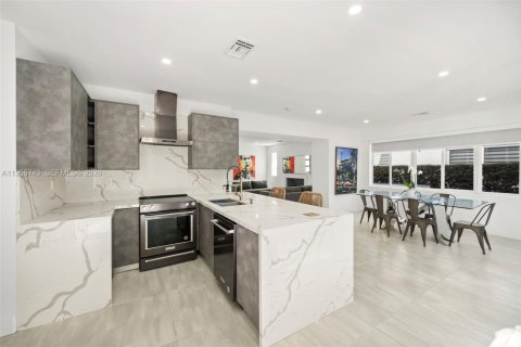 Casa en venta en Miami Beach, Florida, 4 dormitorios, 227.8 m2 № 2153430 - foto 17