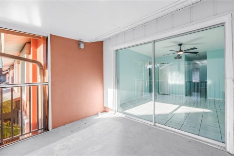Condo in Saint Petersburg, Florida, 2 bedrooms № 2206082 - photo 26