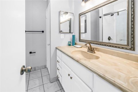 Condo in Saint Petersburg, Florida, 2 bedrooms № 2206082 - photo 16