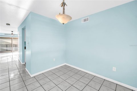 Condo in Saint Petersburg, Florida, 2 bedrooms № 2206082 - photo 13