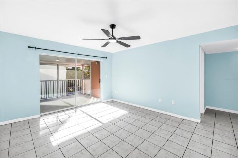 Condo in Saint Petersburg, Florida, 2 bedrooms № 2206082 - photo 3