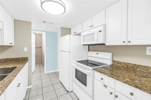 Condo in Saint Petersburg, Florida, 2 bedrooms № 2206082 - photo 7