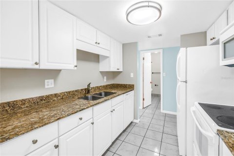 Condo in Saint Petersburg, Florida, 2 bedrooms № 2206082 - photo 8