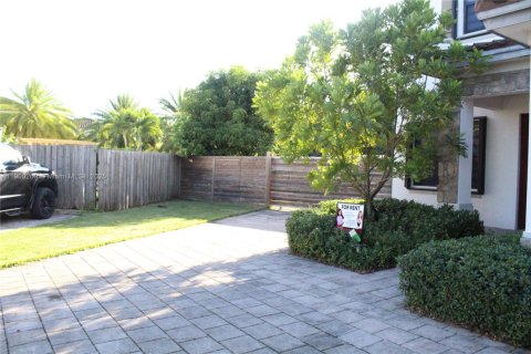 House in Homestead, Florida 4 bedrooms, 277.78 sq.m. № 1953790 - photo 4