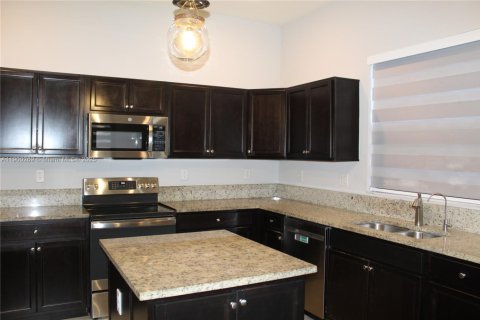 House in Homestead, Florida 4 bedrooms, 277.78 sq.m. № 1953790 - photo 10