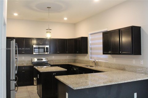 House in Homestead, Florida 4 bedrooms, 277.78 sq.m. № 1953790 - photo 8