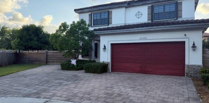 House in Homestead, Florida 4 bedrooms, 277.78 sq.m. № 1953790