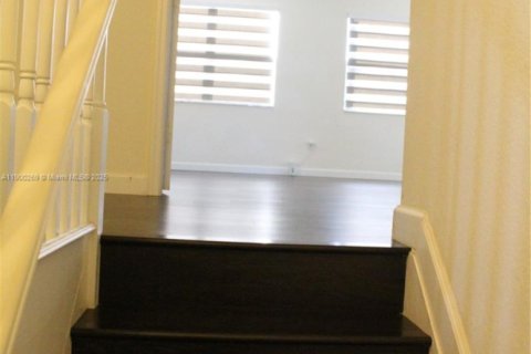 House in Homestead, Florida 4 bedrooms, 277.78 sq.m. № 1953790 - photo 24