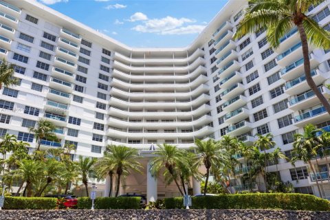 Condo in Miami Beach, Florida, 2 bedrooms  № 1702567 - photo 15