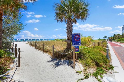 Condo in Miami Beach, Florida, 2 bedrooms  № 1702567 - photo 18