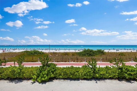 Condo in Miami Beach, Florida, 2 bedrooms  № 1702567 - photo 26