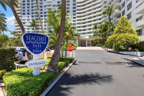 Condo in Miami Beach, Florida, 2 bedrooms  № 1702567 - photo 16