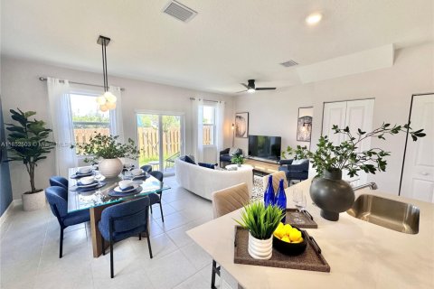 Townhouse in Florida City, Florida 4 bedrooms, 151.71 sq.m. № 1872369 - photo 10