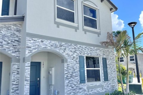 Townhouse in Florida City, Florida 4 bedrooms, 151.71 sq.m. № 1872369 - photo 1