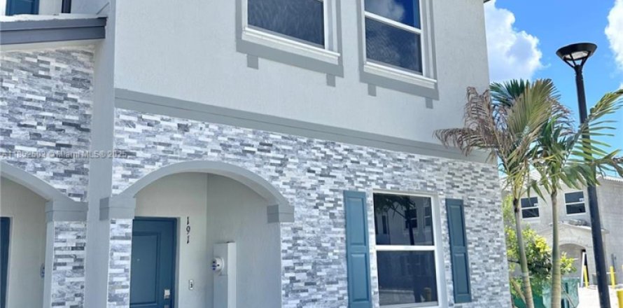 Townhouse in Florida City, Florida 4 bedrooms, 151.71 sq.m. № 1872369