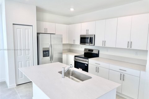 Townhouse in Florida City, Florida 4 bedrooms, 151.71 sq.m. № 1872369 - photo 17