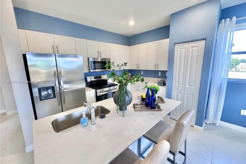 Townhouse in Florida City, Florida 4 bedrooms, 151.71 sq.m. № 1872369 - photo 9
