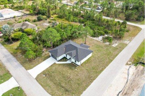House in Lehigh Acres, Florida 3 bedrooms, 151.43 sq.m. № 1792461 - photo 1