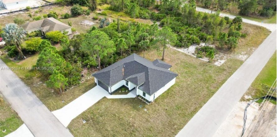 House in Lehigh Acres, Florida 3 bedrooms, 151.43 sq.m. № 1792461