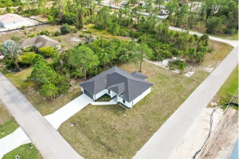House in Lehigh Acres, Florida 3 bedrooms, 151.43 sq.m. № 1792461 - photo 3