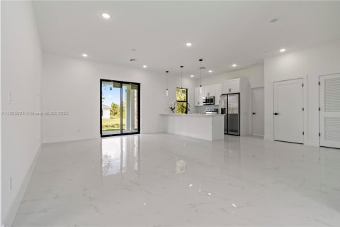 House in Lehigh Acres, Florida 3 bedrooms, 151.43 sq.m. № 1792461 - photo 5