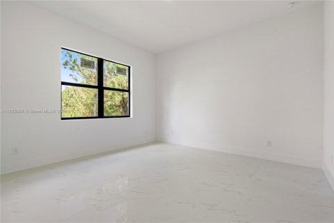 House in Lehigh Acres, Florida 3 bedrooms, 151.43 sq.m. № 1792461 - photo 9