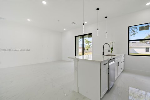 House in Lehigh Acres, Florida 3 bedrooms, 151.43 sq.m. № 1792461 - photo 19