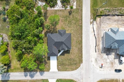 House in Lehigh Acres, Florida 3 bedrooms, 151.43 sq.m. № 1792461 - photo 2