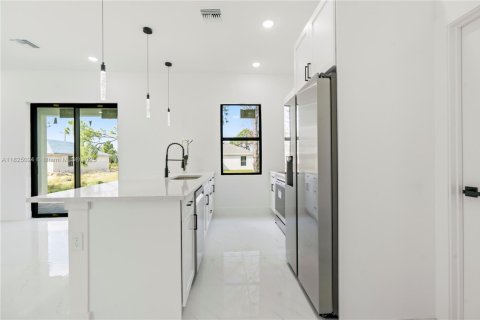 House in Lehigh Acres, Florida 3 bedrooms, 151.43 sq.m. № 1792461 - photo 18