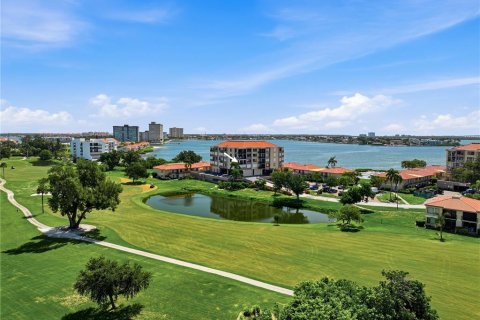 Condominio en Saint Petersburg, Florida, 2 dormitorios  № 2302392