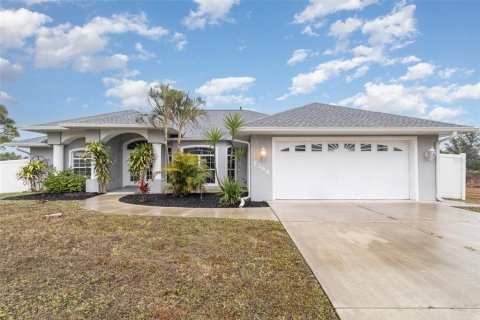 House in North Port, Florida 5 bedrooms, 236.44 sq.m. № 1517747 - photo 1