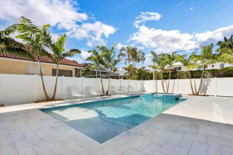 Commercial property in Palm Beach Shores, Florida 10 bedrooms, 500.93 sq.m. № 827733 - photo 1