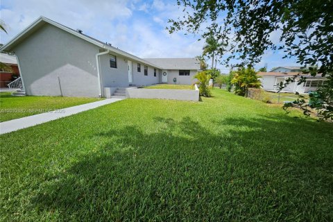 Villa ou maison à louer à Dania Beach, Floride: 2 chambres, 258.27 m2 № 2085750 - photo 2