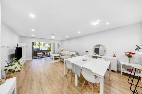 Condo in Pompano Beach, Florida, 2 bedrooms  № 2044400 - photo 13