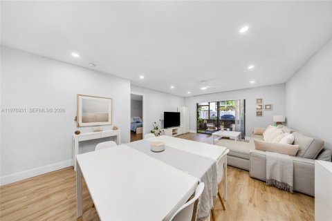 Condo in Pompano Beach, Florida, 2 bedrooms  № 2044400 - photo 2