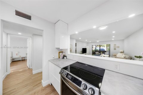 Condo in Pompano Beach, Florida, 2 bedrooms  № 2044400 - photo 12