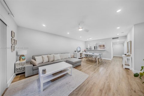 Condo in Pompano Beach, Florida, 2 bedrooms  № 2044400 - photo 4