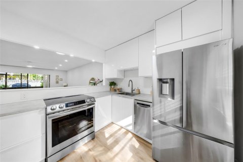 Condo in Pompano Beach, Florida, 2 bedrooms  № 2044400 - photo 11