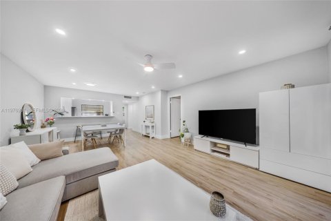 Condo in Pompano Beach, Florida, 2 bedrooms  № 2044400 - photo 15