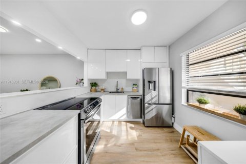 Condo in Pompano Beach, Florida, 2 bedrooms  № 2044400