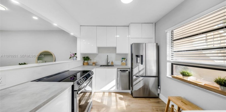 Condo in Pompano Beach, Florida, 2 bedrooms  № 2044400