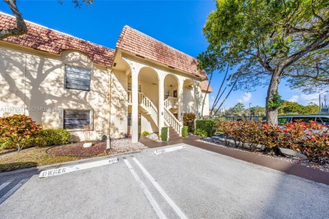 Condo in Pompano Beach, Florida, 2 bedrooms  № 2044400 - photo 10