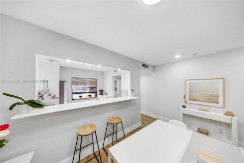 Condo in Pompano Beach, Florida, 2 bedrooms  № 2044400 - photo 3