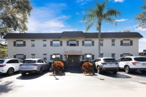 Condo in Margate, Florida, 2 bedrooms  № 2153465 - photo 1