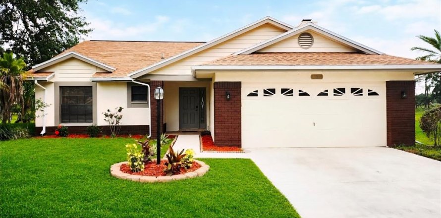 House in Hudson, Florida 2 bedrooms, 160.35 sq.m. № 2117202
