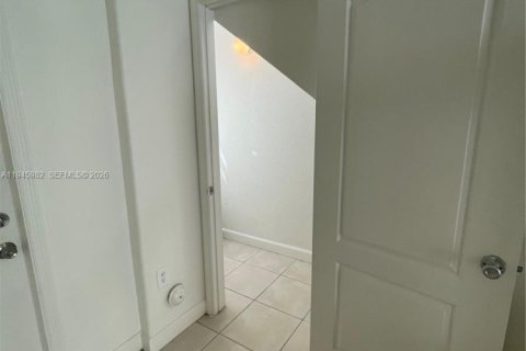Townhouse in Hialeah, Florida 4 bedrooms, 139.35 sq.m. № 2003032 - photo 3