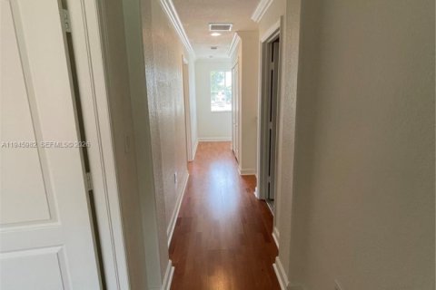 Townhouse in Hialeah, Florida 4 bedrooms, 139.35 sq.m. № 2003032 - photo 17